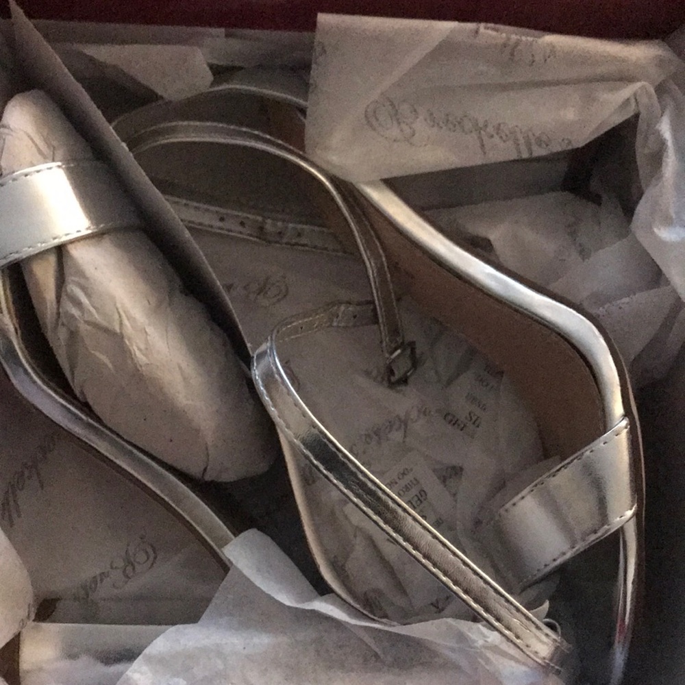 Sliver block heel. Great for an holiday party